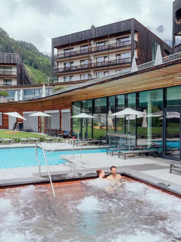 Whirlpool Een stel in een bubbelbad.
