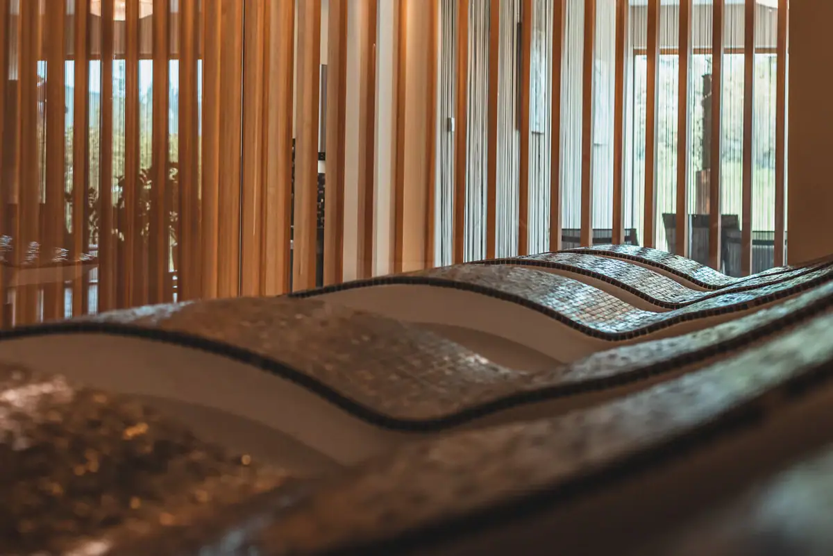 Ontspanningsruimte bij aja Werfenweng Verschillende stenen ligstoelen in een apart gedeelte