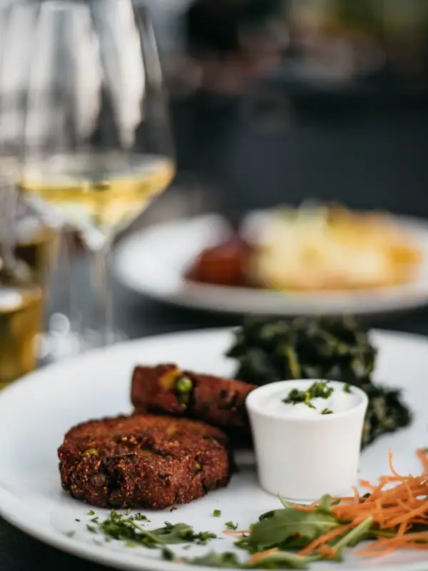 Een bord eten en een glas wijn.
