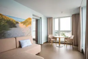 Suite Een woonkamer met een bank en stoelen.