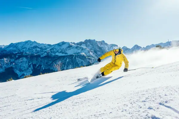 Skiën Iemand skiet van een besneeuwde berg af.