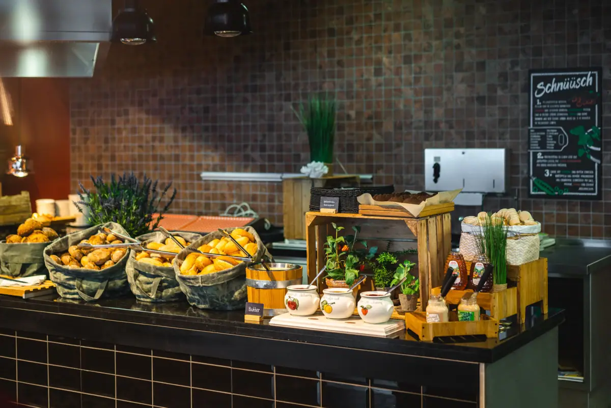 Ontbijt bij JEDERMANNS Ontbijtbuffet op een toonbank.