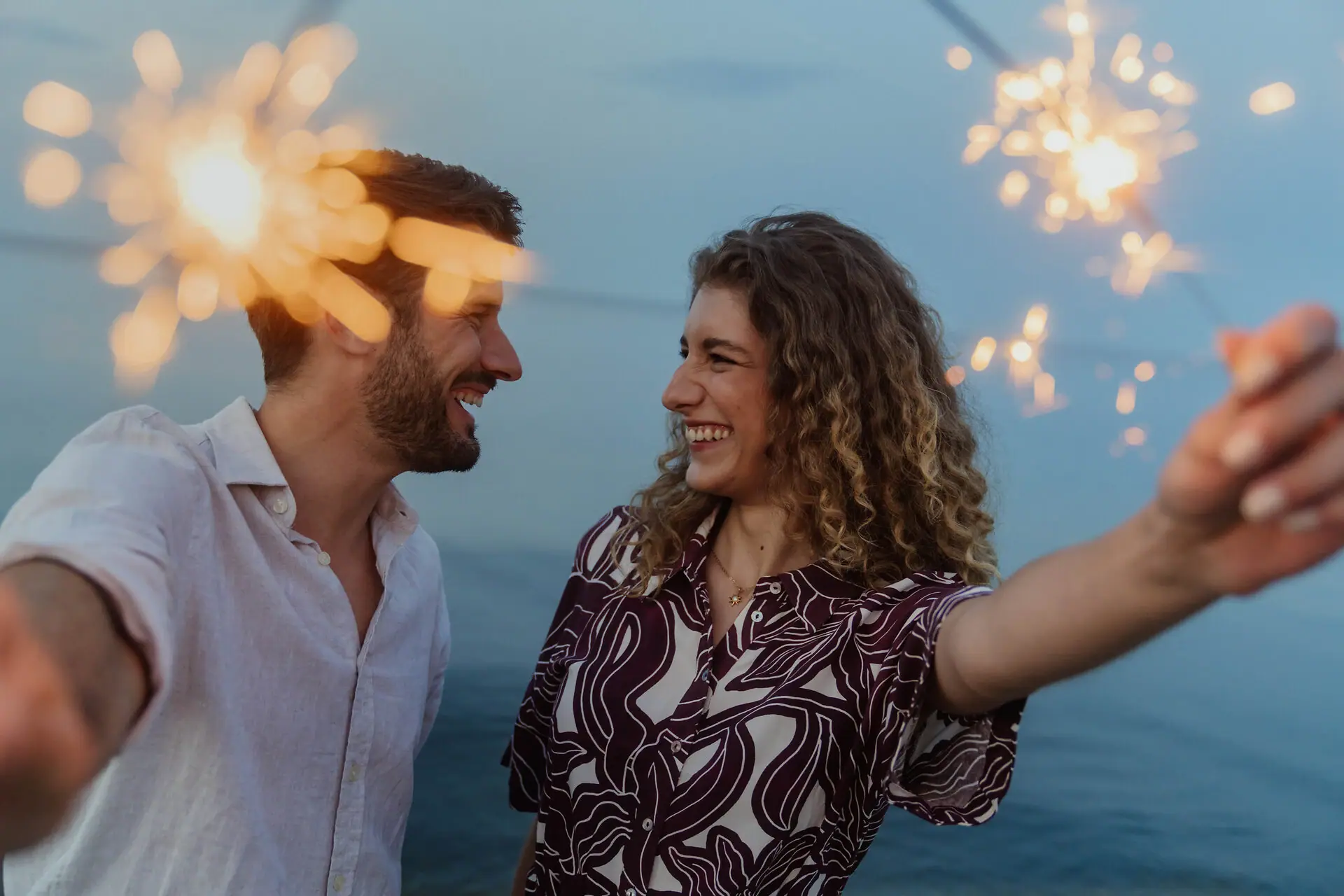 Een man en een vrouw vieren Oud en Nieuw in Bansin met sterretjes.