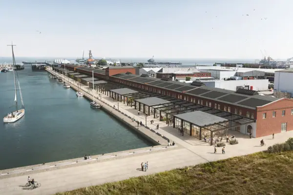Een haven met een gebouw en een waterpartij