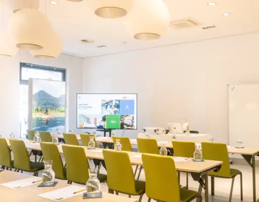 Een kamer met tafels en stoelen.