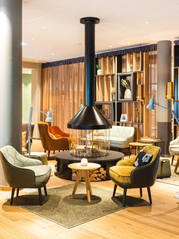 Open haard Een kamer met een open haard en stoelen.