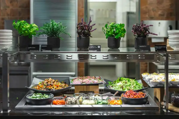 Voedsel op een plank in een keuken.