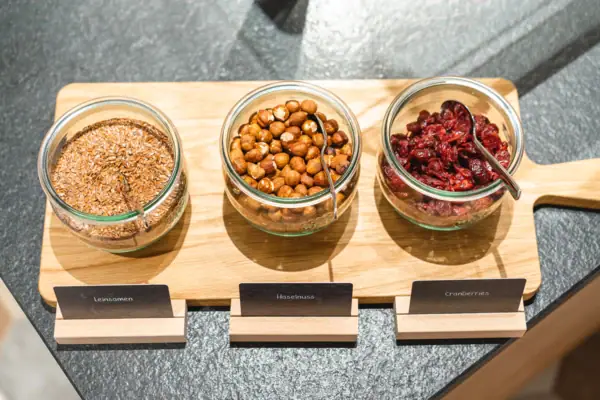 Muesli Een groep schalen met eten op een houten plank.