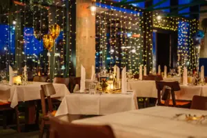 Restaurant Een feestelijk gedekte tafel met servies en tafelkleed.