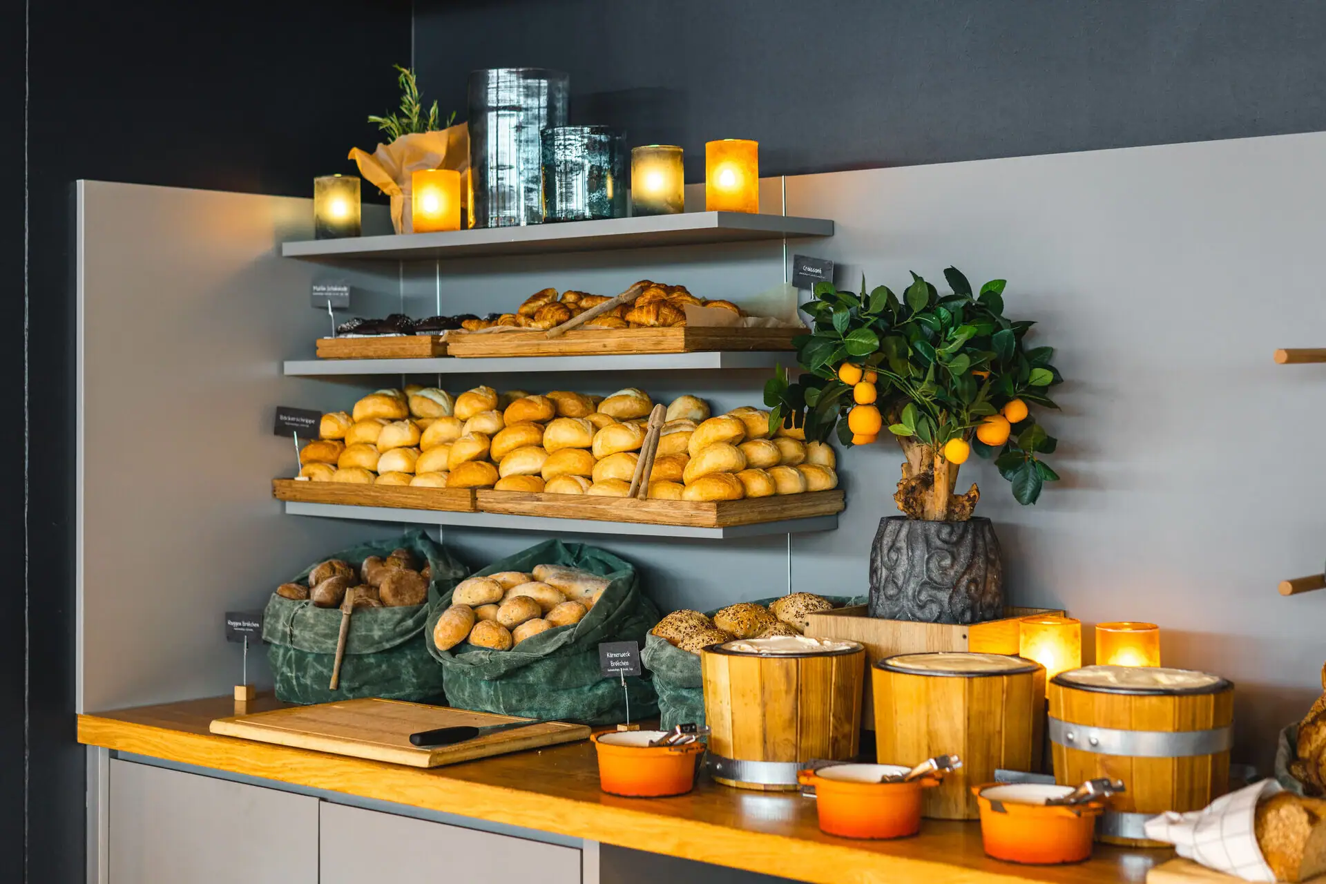 Broodjes station Een plank met brood en sinaasappels.