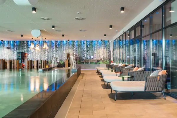 Innenpool Ein Raum mit Stühlen und einem Pool.