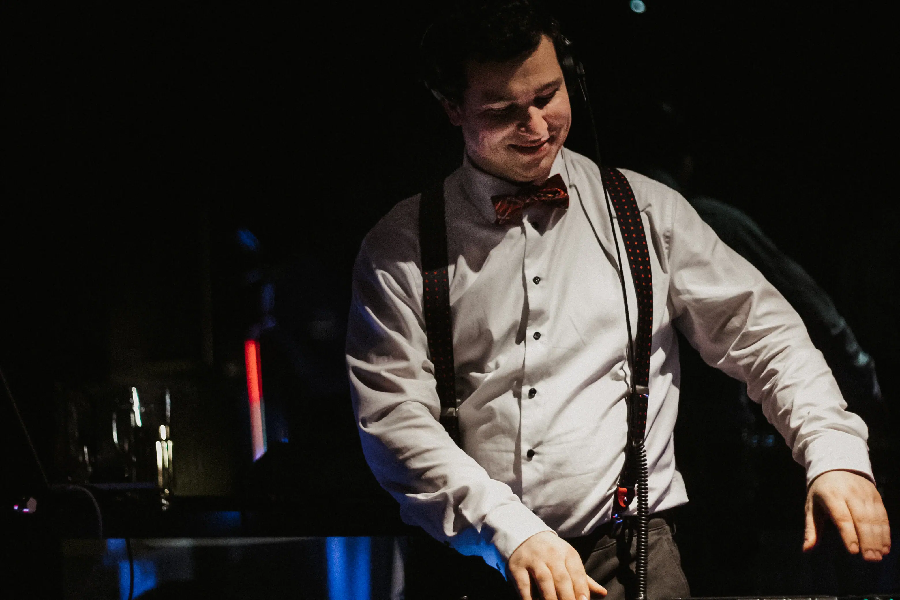 Een man draagt een vlinderdas en een koptelefoon.