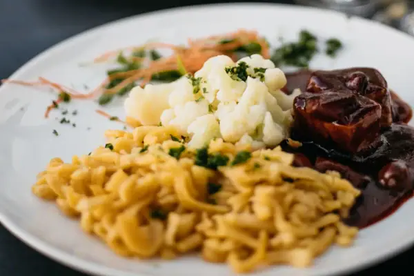 Een bord eten op een tafel.