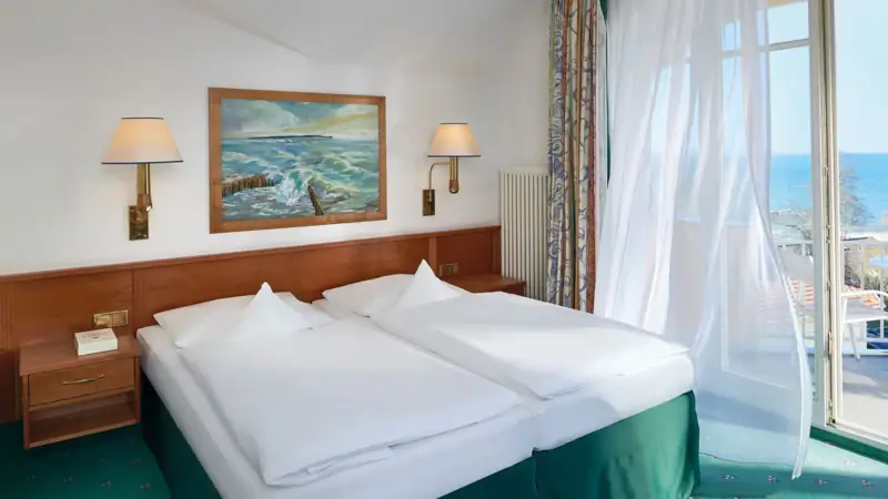 Kamers Nordperd & Villa's Een kamer met twee bedden en een raam.