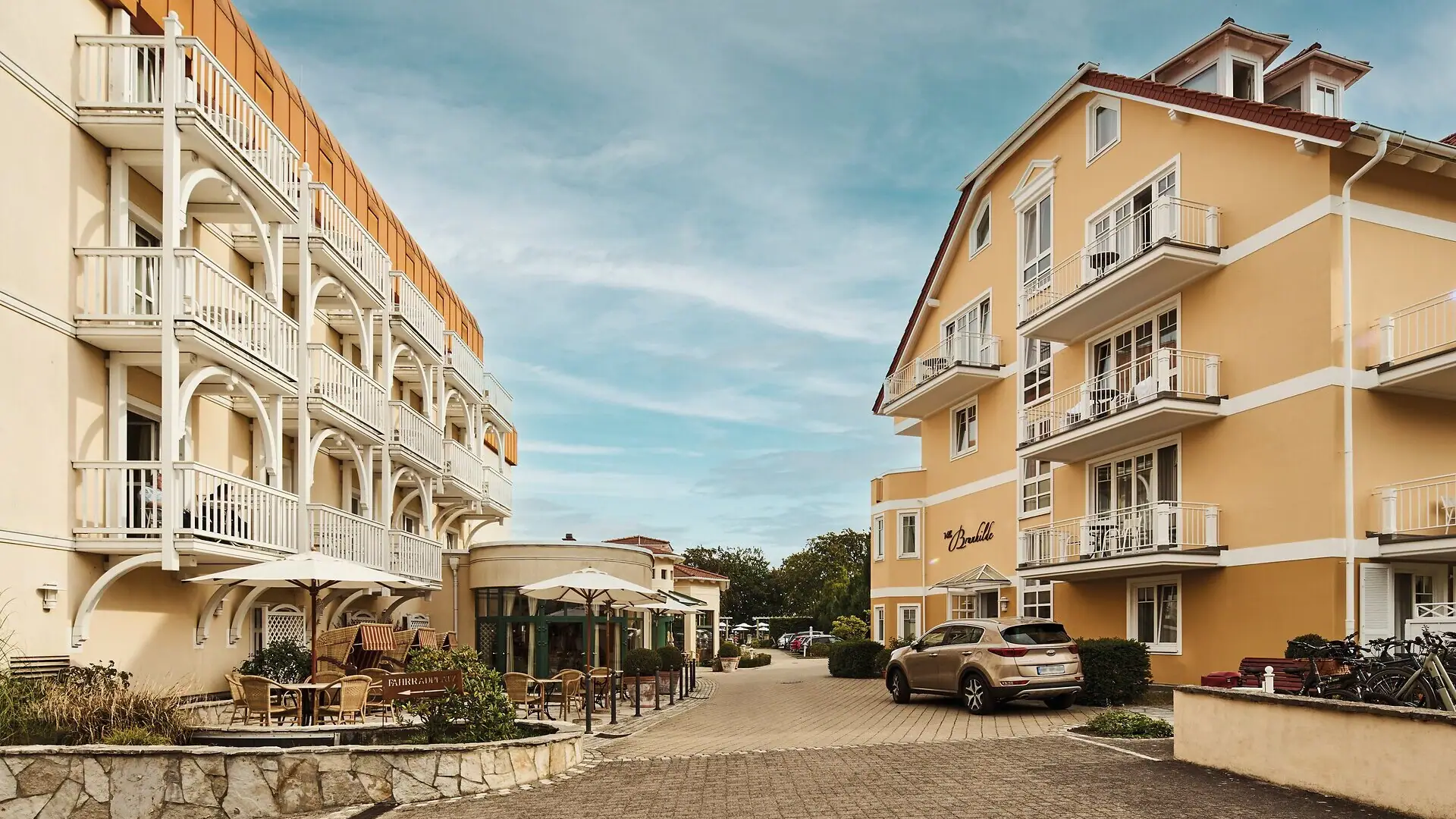 Straat met gebouwen en geparkeerde auto's.