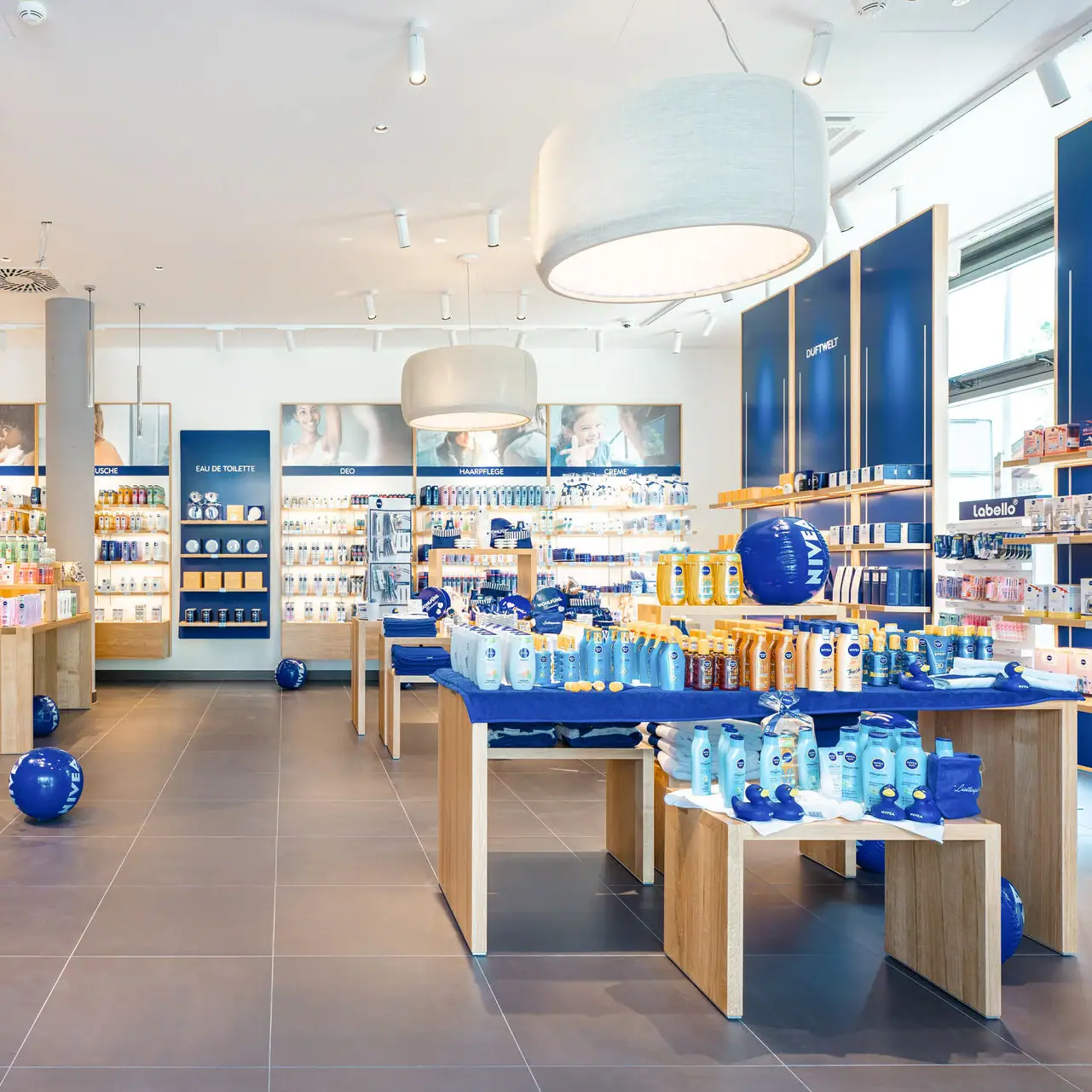 NIVEA Winkel Een winkel met schappen vol producten.