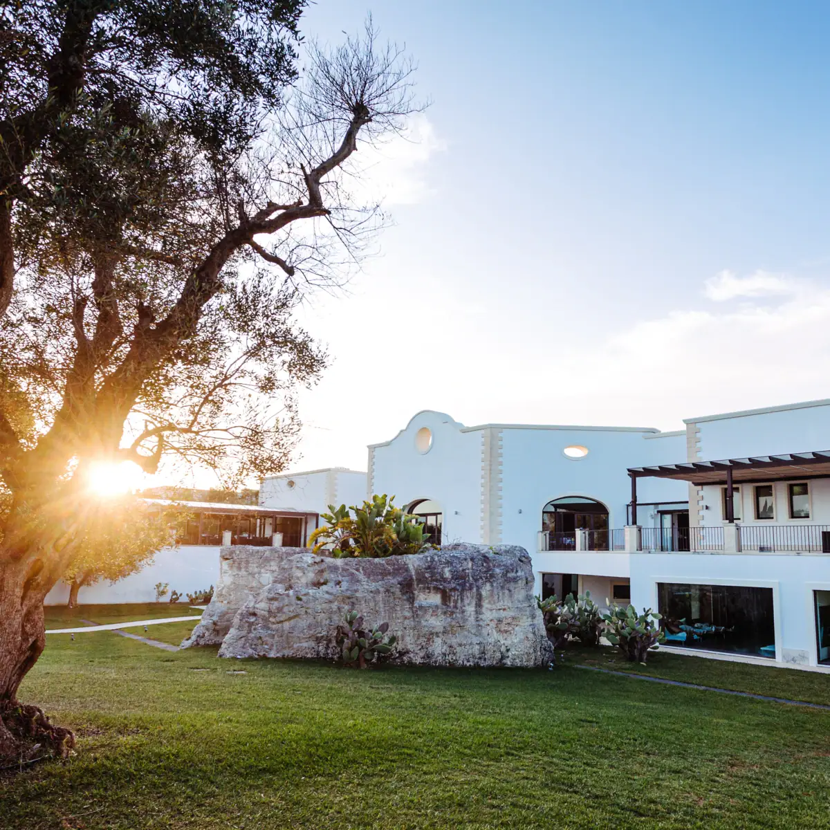 Een gebouw met een grote rots ervoor.