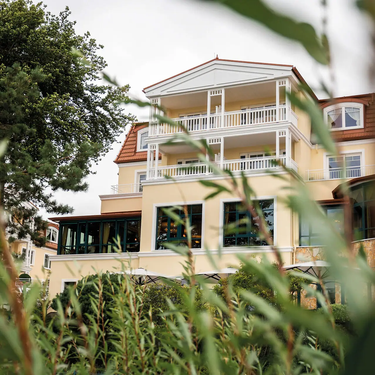 Een gebouw met ramen en bomen op de achtergrond.