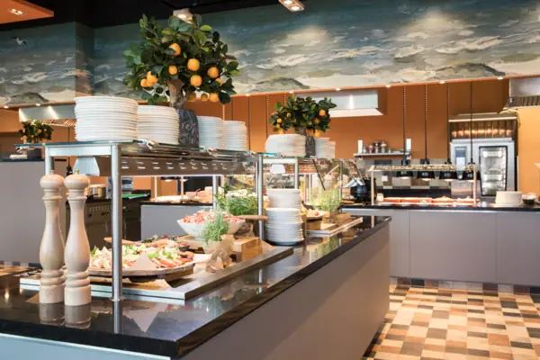 Buffet met borden en fruit bovenop