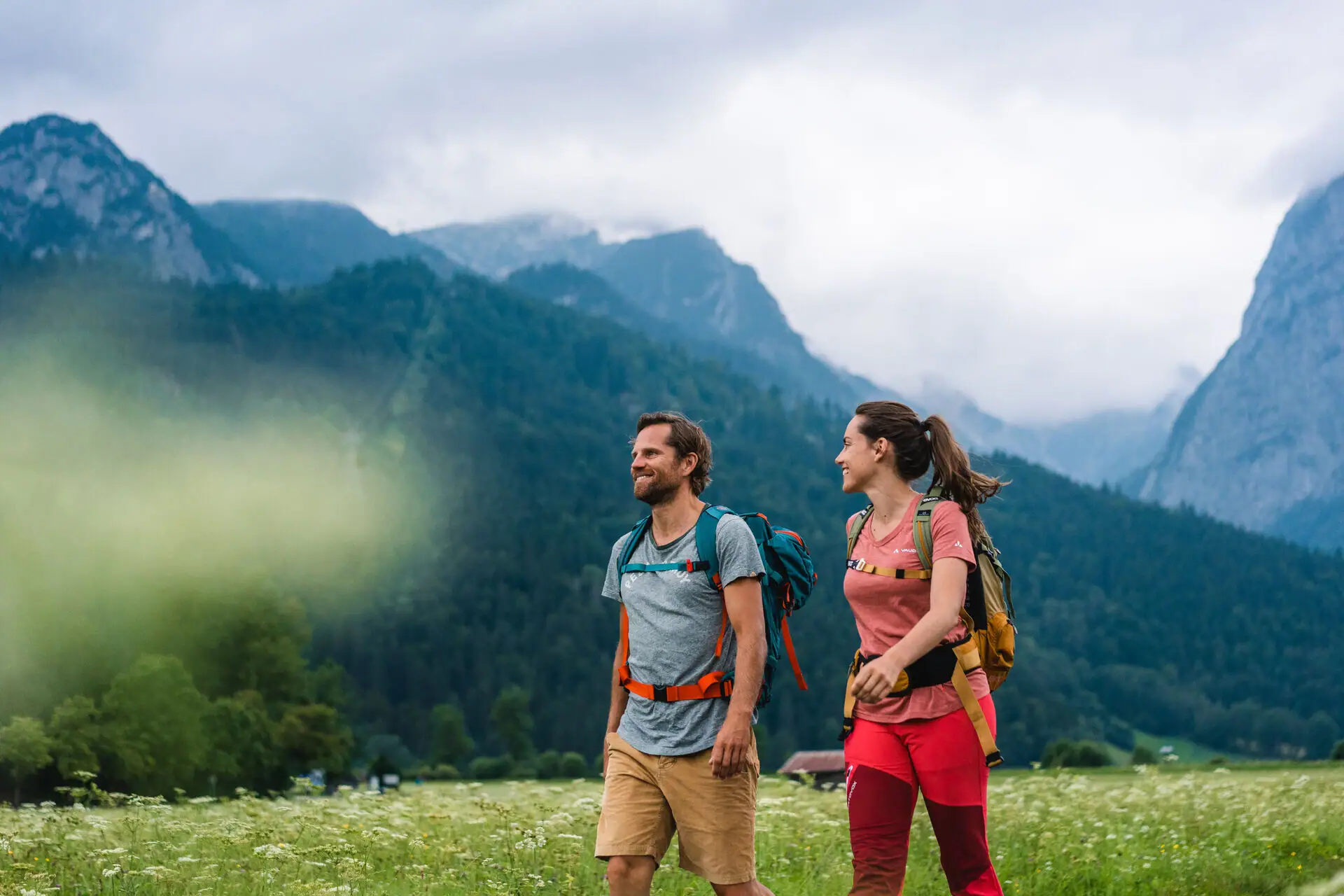 Wandelen in Garmisch-Partenkirchen Een man en een vrouw lopen in een veld.