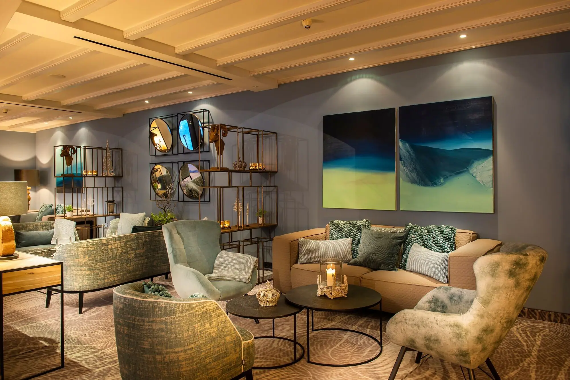 Lounge Furisto Interieur met bank, fauteuils en salontafel.