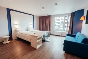Een kamer met een bed en een bank.