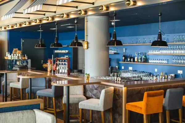 Restaurant en bar bij aja Warnemünde Een bar met stoelen en glazen.