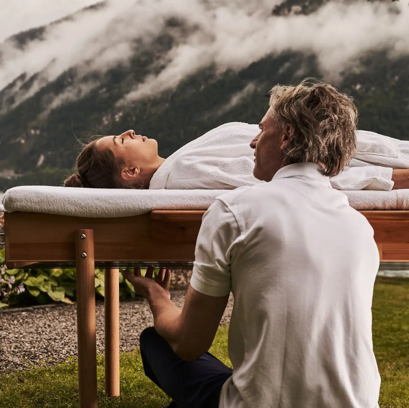 Toepassing Een man knielt voor een tafel waarop een vrouw ligt.