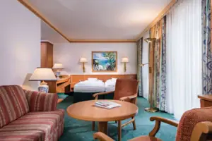 Comfort tweepersoonskamer met balkon of terras Een kamer met een bed en een tafel.