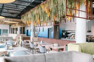 Restaurant Travemünde Ein langer Tisch mit Stühlen in einem Restaurant.