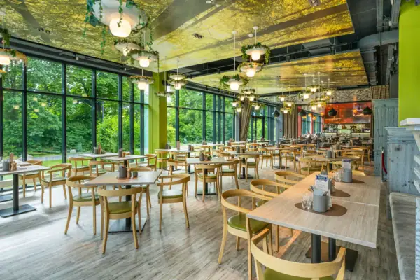 Een kamer met tafels en stoelen.