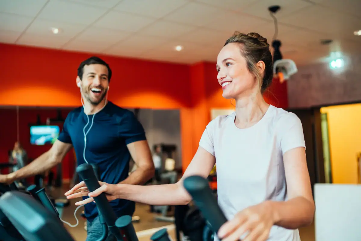 Cardio-ruimte Een man en een vrouw in een fitnessstudio.