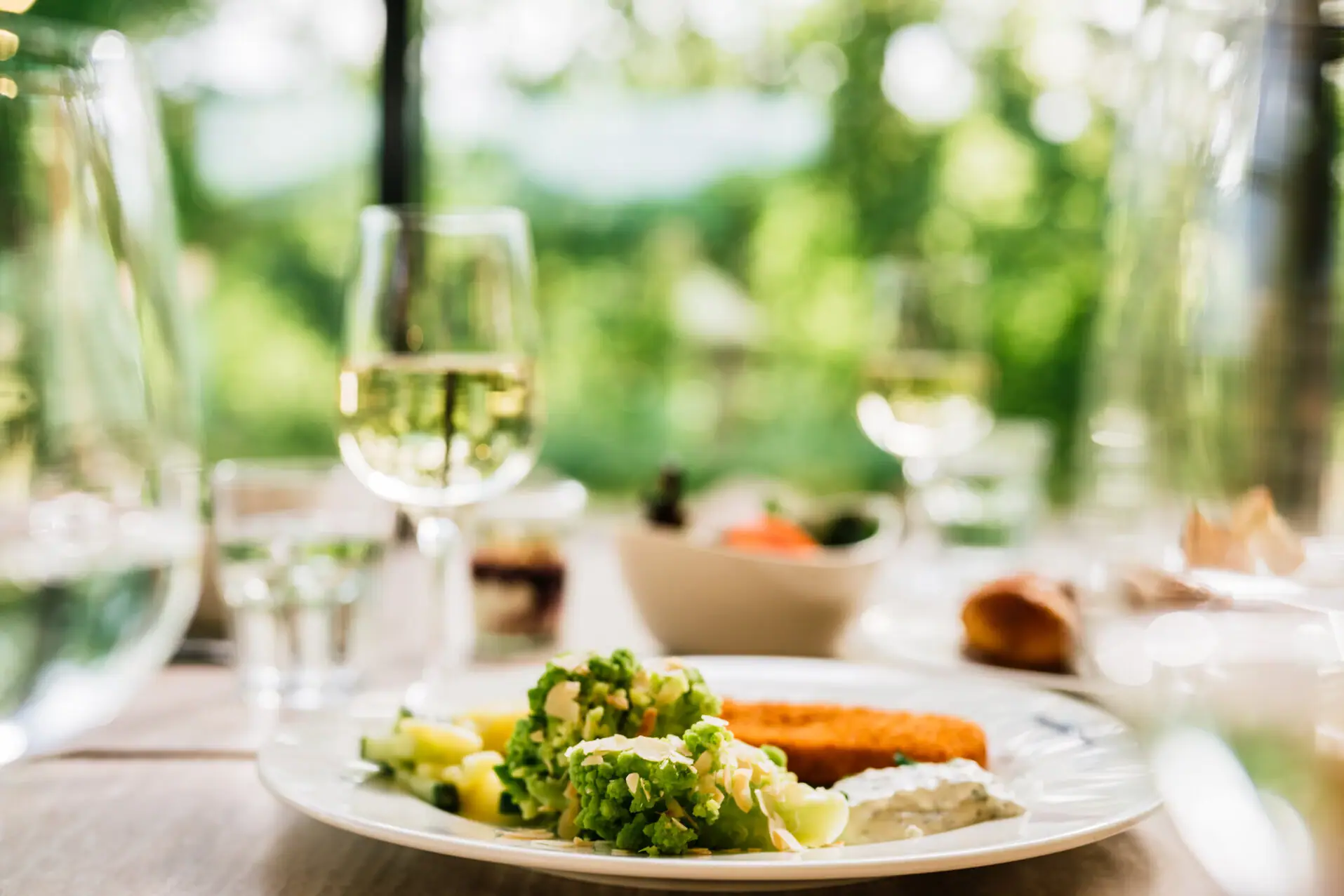 Een bord eten en een glas wijn.