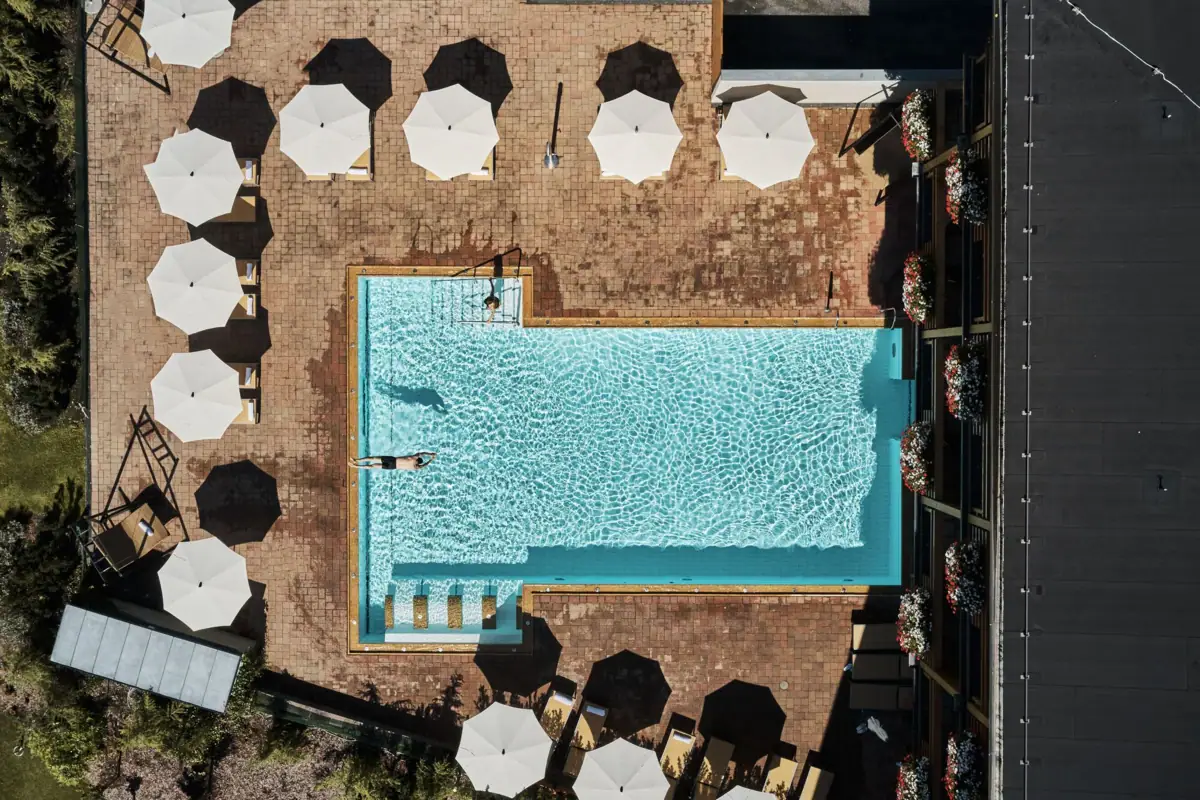 Buitenzwembad Iemand zwemt in een zwembad.