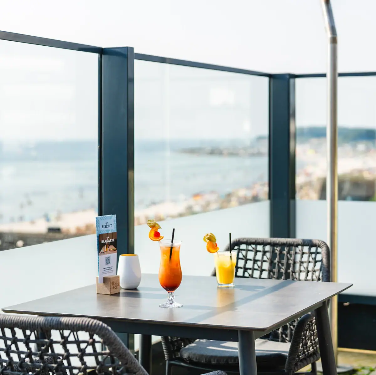 Een tafel met drankjes erop.