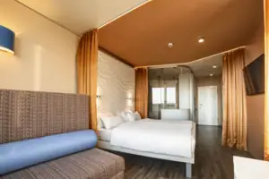 Kamers in het aja Warnemünde Een kamer met een bed en een bank.