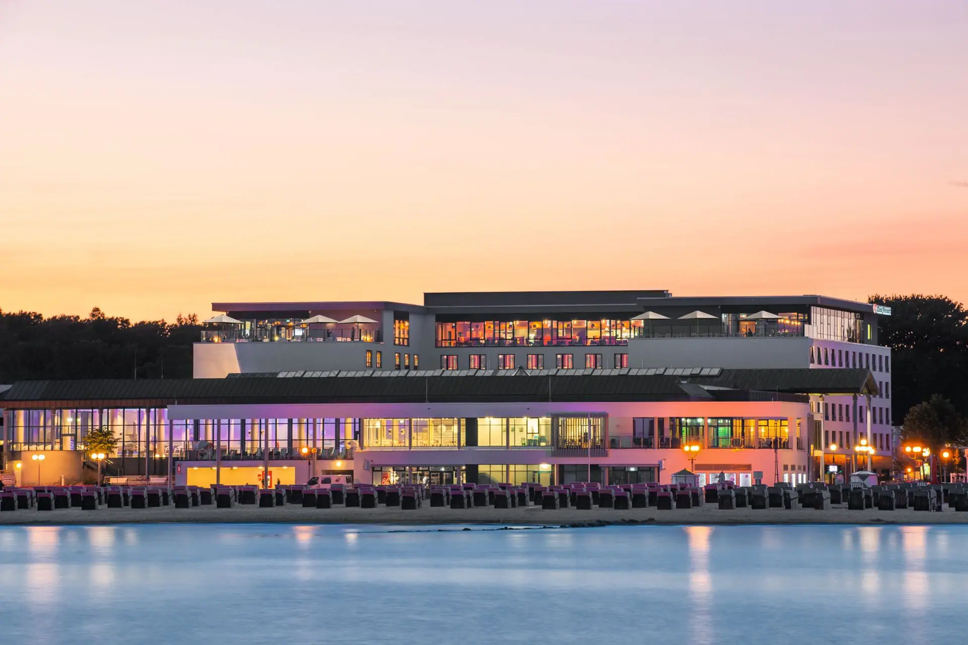 aja Grömitz verlicht bij zonsondergang