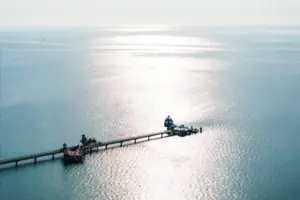 Ein langer Steg im Wasser.