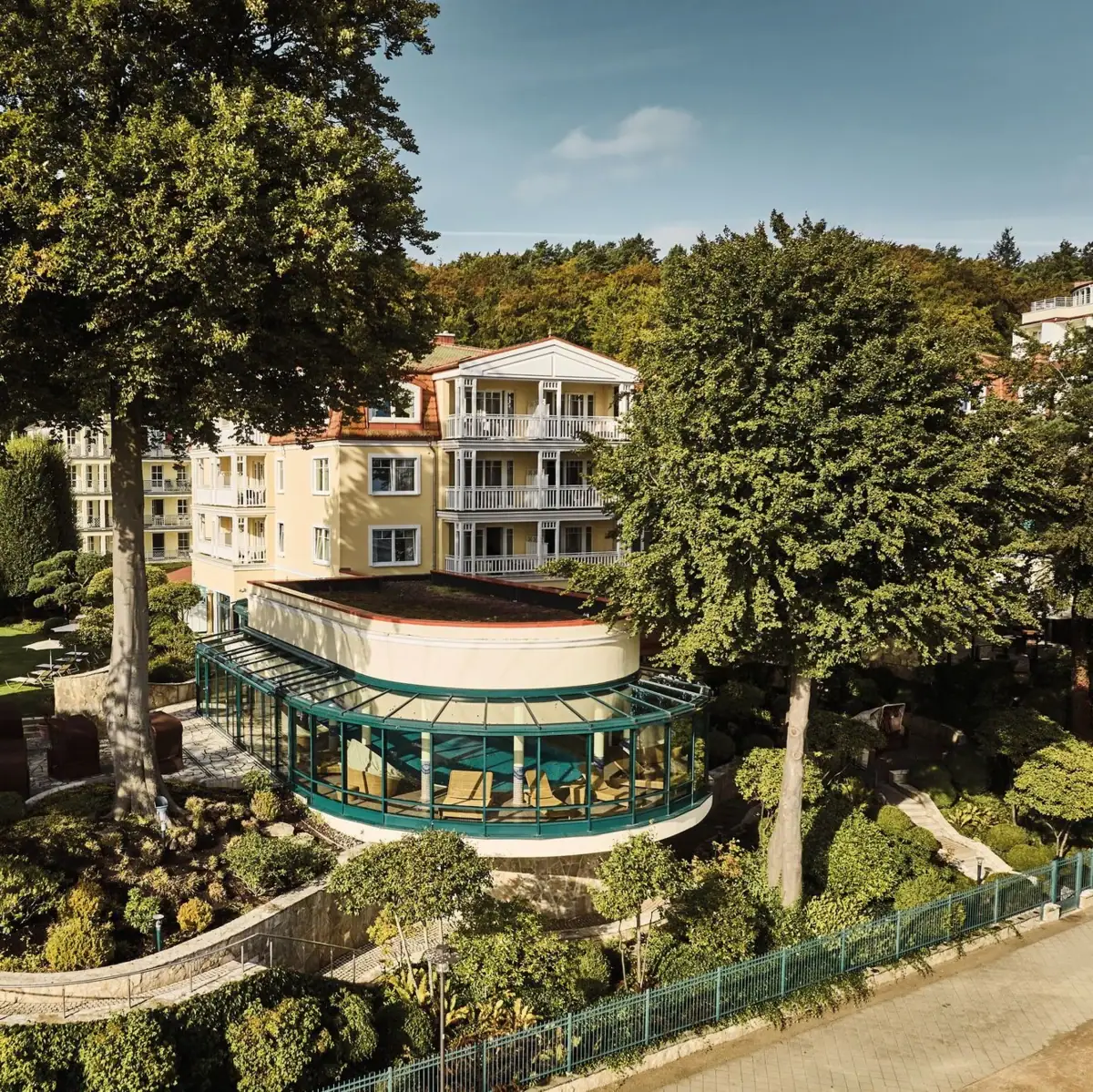 Een gebouw omringd door bomen.