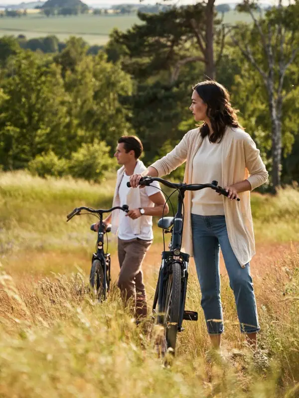 Een vrouw en een man fietsen in een veld.