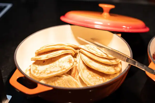 Pannenkoek met mes erop.