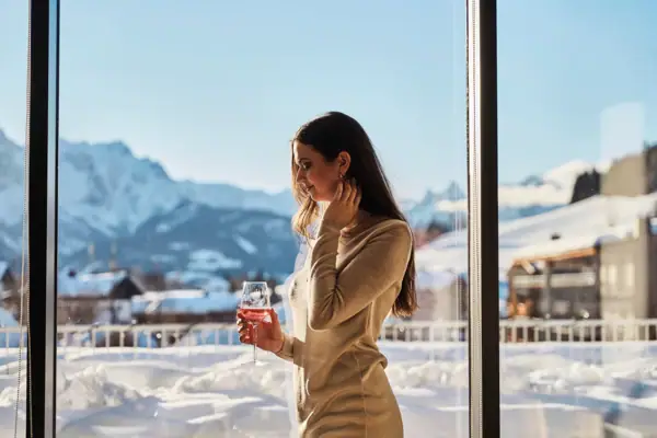 Een vrouw houdt een wijnglas vast.