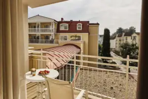 Balkon Balkon met tafel en stoelen met een bord eten erop.