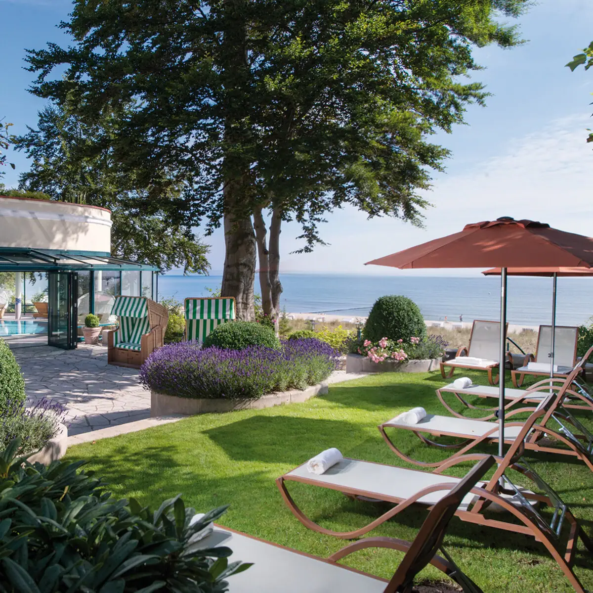 Ligstoelen en een zwembad bij een gebouw.