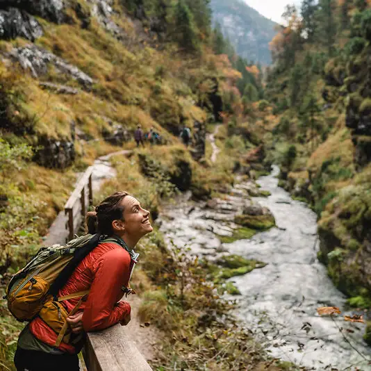 Weißbach-kloof Een vrouw kijkt uit over de Weißbach-kloof.