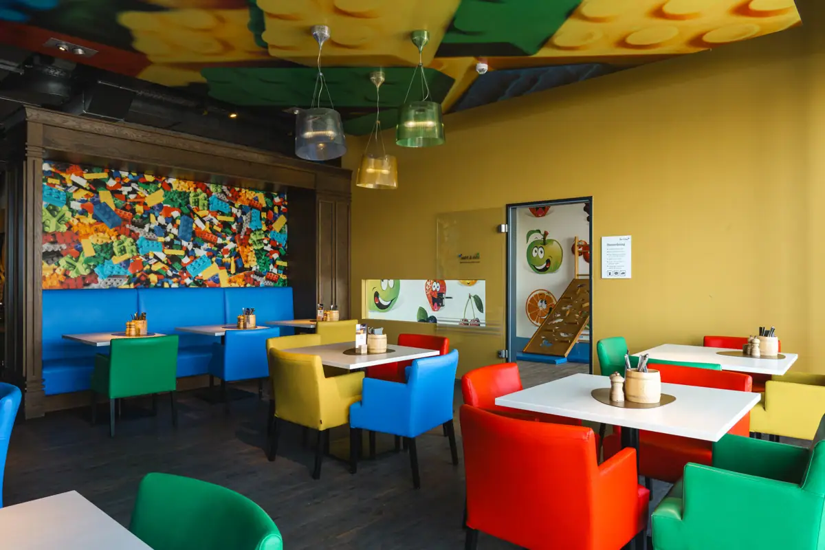 Kleurrijke tafels en stoelen in een restaurant.