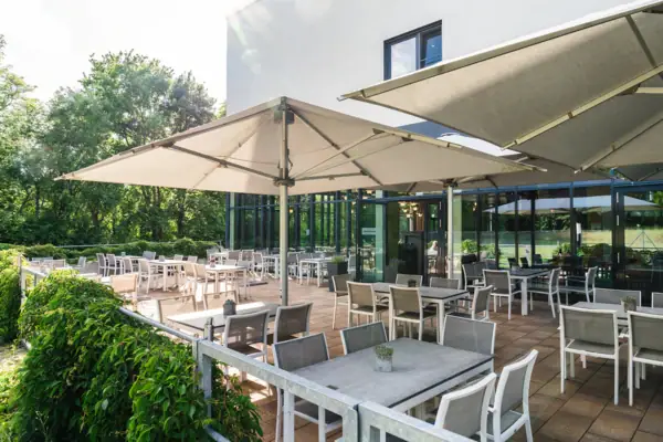 Terras met tafels en stoelen