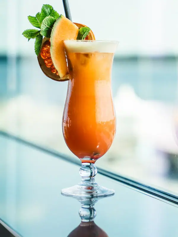 Cocktail Een glas met een cocktail op een tafel.