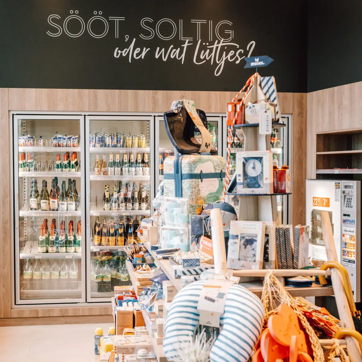 Een winkel met schappen vol drank en een uithangbord.