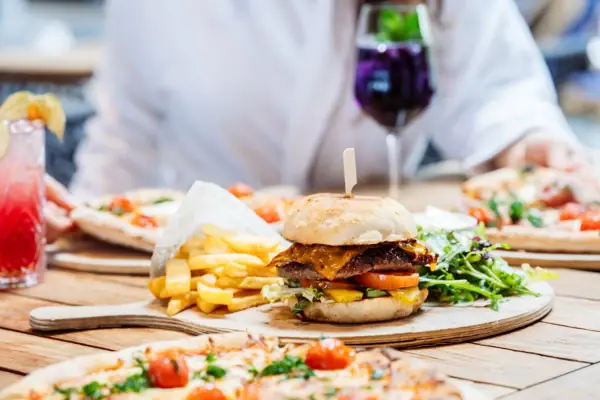 Een hamburger en frietjes op een bord.